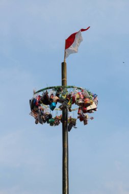 Bandung, Endonezya - 17 Ağustos 2023: Bandung 'da 17 Ağustos 2023' te tepesine bağlı betel fındık tırmanma direği (panjat pinang).