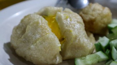 Sirke sosu ya da saus cuka ile servis edilen bir tabak pempek palembang. Balık ve tapyoka unundan yapılmış Endonezya mutfağı.