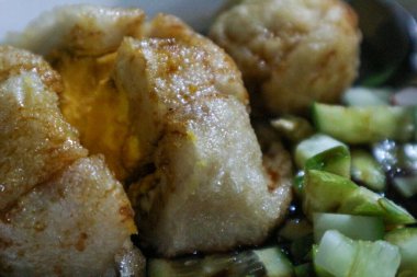 Sirke sosu ya da saus cuka ile servis edilen bir tabak pempek palembang. Balık ve tapyoka unundan yapılmış Endonezya mutfağı.