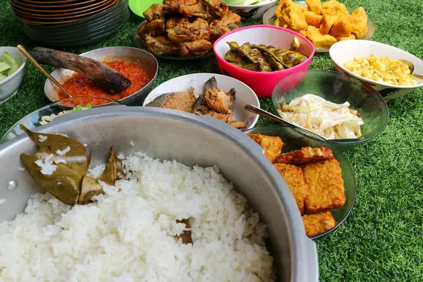 Sundan Liwet Rice Endonezya 'da çok ünlü bir geleneksel yemektir..