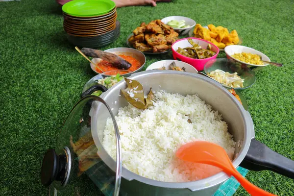 Sundan Liwet Rice Endonezya 'da çok ünlü bir geleneksel yemektir..