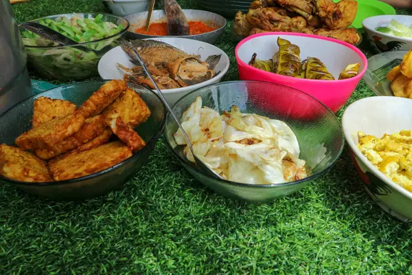 Sundan Liwet Rice Endonezya 'da çok ünlü bir geleneksel yemektir..