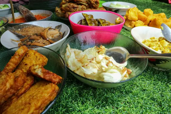 Sundan Liwet Rice Endonezya 'da çok ünlü bir geleneksel yemektir..