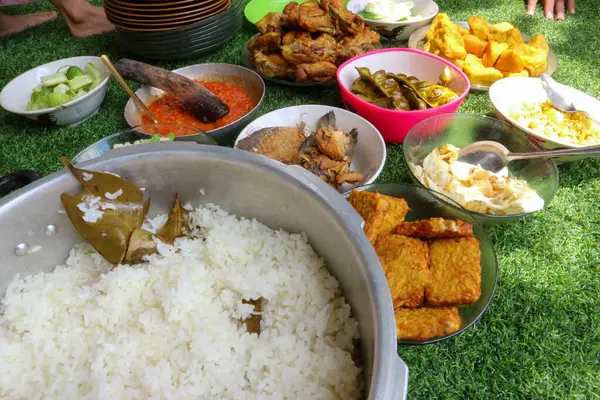 Sundan Liwet Rice Endonezya 'da çok ünlü bir geleneksel yemektir..