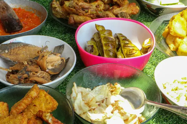 Sundan Liwet Rice Endonezya 'da çok ünlü bir geleneksel yemektir..