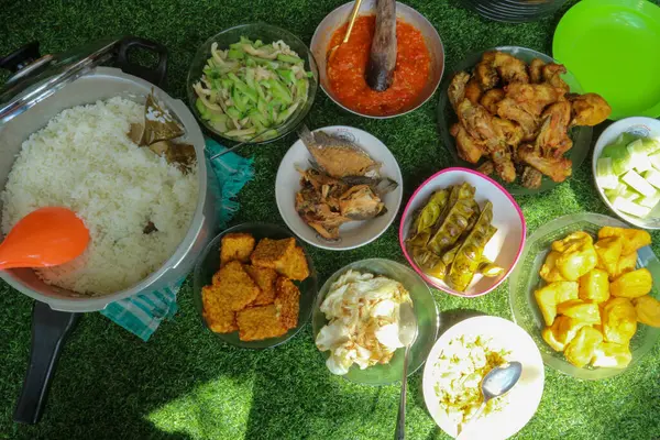 Sundan Liwet Rice Endonezya 'da çok ünlü bir geleneksel yemektir..