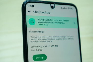 Bandung, Endonezya - 19 Nisan 2024: WhatsApp sohbeti Google sürücü hesabı üzerinden devam ediyor