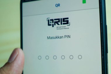 Bandung, Endonezya - 19 Nisan 2024: Android akıllı telefonundaki BCA mobil uygulamasının ödenmesi için QRIS menüsü