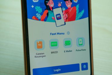 Bandung, Endonezya - 19 Nisan 2024: Android akıllı telefonundaki giriş menüsü BriMo veya BRI mobil uygulaması