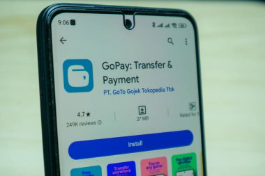 Bandung, Endonezya - 19 Nisan 2024: android akıllı telefonunda Gopay uygulaması. Aktarım ve Ödeme