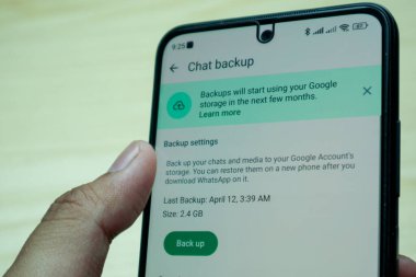 Bandung, Endonezya - 19 Nisan 2024: WhatsApp sohbeti Google sürücü hesabı üzerinden devam ediyor