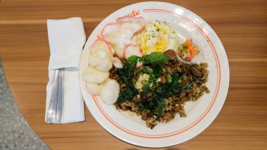 Tavuklu, sebzeli, yumurtalı ve krakerli Asya baharatlı pilav.