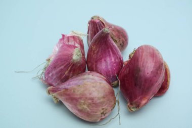 Kırmızı Soğan Arkaplanda İzole Edildi