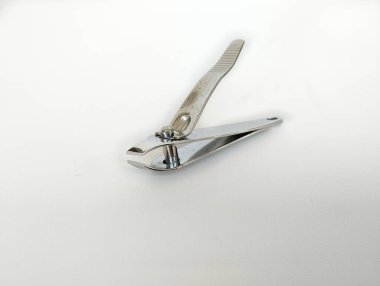 Beyaz arka planda paslanmaz tırnak makası ya da kesici.