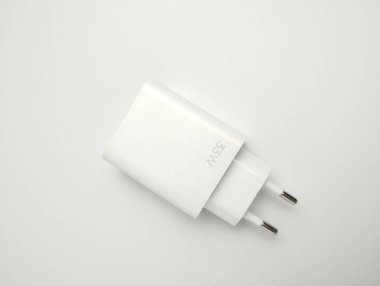 Beyaz telefon şarj aleti kafası beyaz arka planda izole edilmiş. USB şarj edici