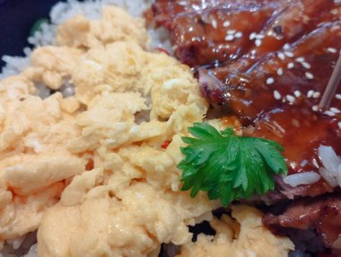 Biftek, kızarmış pilav ve omlet.