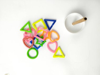 Eğitici oyuncaklar, bilişsel yetenekler, çocuk gelişimi. Renkli Montessori geometrik şekilleri beyaz arka planda izole edilmiş oyuncaklar. Kareler, üçgenler, yıldızlar, çember ve kalpler dahil.