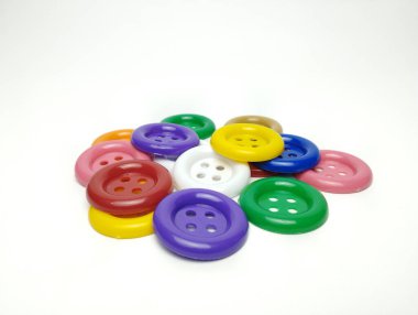 Beyaz arkaplanda izole edilmiş renkli plastik düğmeler. Seçici Odaklanma