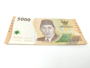 Beyaz arka planda izole edilmiş 5000 rupia değerinde Endonezya kağıt para birimi