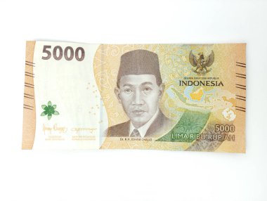 Beyaz arka planda izole edilmiş 5000 rupia değerinde Endonezya kağıt para birimi