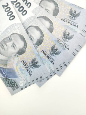 Beyaz zemin üzerinde izole edilmiş 2000 rupiah değerinde Endonezya kağıt para biriminin yakın görüntüsü