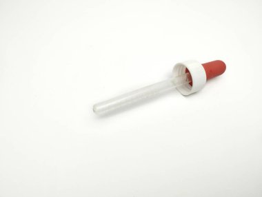 Kırmızı damlalık pipeti beyaz arkaplanda izole edildi