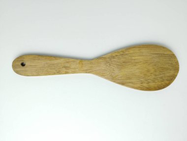 Tahta pirinç kepçesi beyaz arkaplanda izole edilmiş.