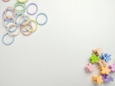 Beyaz arka planda izole olmuş kızlar için çeşitli yuvarlak saç tokaları ve plastik saç tokaları.