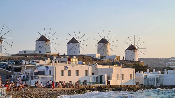 Yunanistan 'ın Mykonos adasında gün batımını bekliyorlar