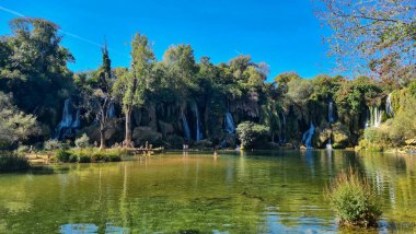 Su amfi tiyatrosu, sonbaharın başında Kravica şelaleleri, Bosna ve Hercegovina