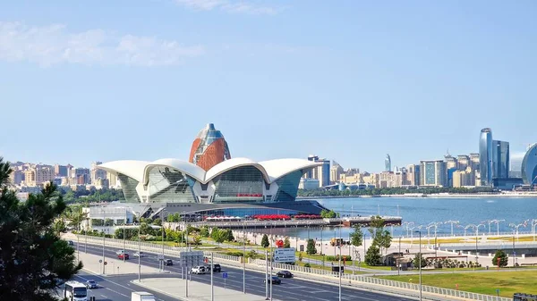 Bakü, Azerbaycan 'ın başkenti. Sovyet-Müslüman karışımının modernist tarzda harika bir karışımı.