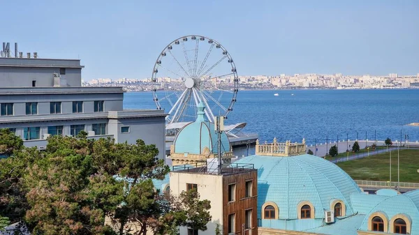 Bakü, Azerbaycan 'ın başkenti. Sovyet-Müslüman karışımının modernist tarzda harika bir karışımı.