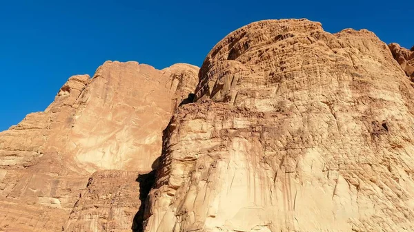 Wadi Rum çölünde bir karavanla, Ürdün