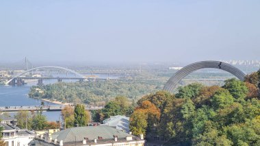 Kiev Dinyeper Nehri 'nde, Ukrayna' nın güzel başkenti 24 Şubat 2022 'de savaşın başlamasından önce.