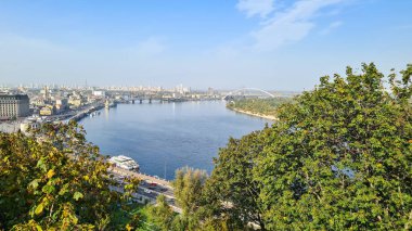 Kiev Dinyeper Nehri 'nde, Ukrayna' nın güzel başkenti 24 Şubat 2022 'de savaşın başlamasından önce.