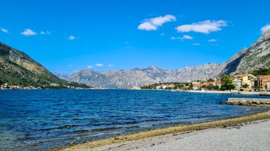 Karadağ 'ın Adriyatik Denizi' ndeki Kotor Körfezi 'nin kara ve suyundan keşif