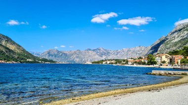 Karadağ 'ın Adriyatik Denizi' ndeki Kotor Körfezi 'nin kara ve suyundan keşif