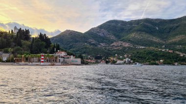 Karadağ 'ın Adriyatik Denizi' ndeki Kotor Körfezi 'nin kara ve suyundan keşif