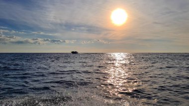 Karadağ 'ın Adriyatik Denizi' ndeki Kotor Körfezi 'nin kara ve suyundan keşif