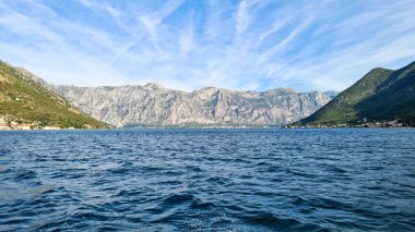 Karadağ 'ın Adriyatik Denizi' ndeki Kotor Körfezi 'nin kara ve suyundan keşif