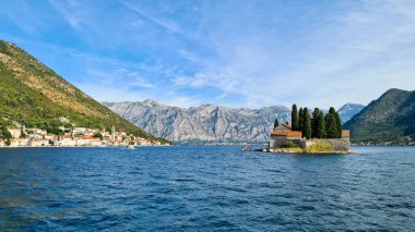 Karadağ 'ın Adriyatik Denizi' ndeki Kotor Körfezi 'nin kara ve suyundan keşif