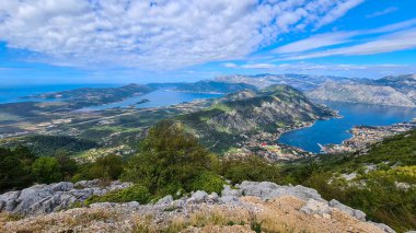 Karadağ 'ın Adriyatik Denizi' ndeki Kotor Körfezi 'nin kara ve suyundan keşif