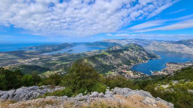 Karadağ 'ın Adriyatik Denizi' ndeki Kotor Körfezi 'nin kara ve suyundan keşif