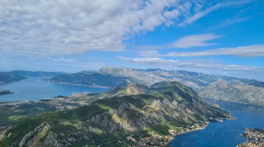 Karadağ 'ın Adriyatik Denizi' ndeki Kotor Körfezi 'nin kara ve suyundan keşif