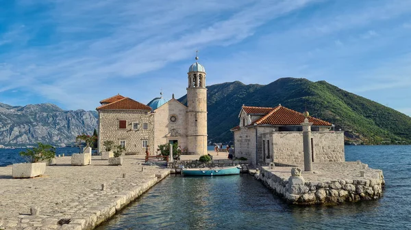 Karadağ 'ın Adriyatik Denizi' ndeki Kotor Körfezi 'nin kara ve suyundan keşif