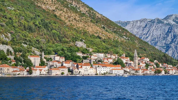 Karadağ 'ın Adriyatik Denizi' ndeki Kotor Körfezi 'nin kara ve suyundan keşif