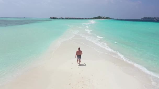走在马尔代夫最长的沙洲上 — 图库视频影像