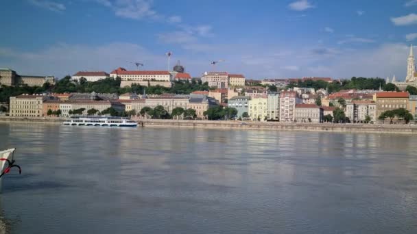 ブダペスト ドナウ川からのロイヤル城のパノラマ — ストック動画