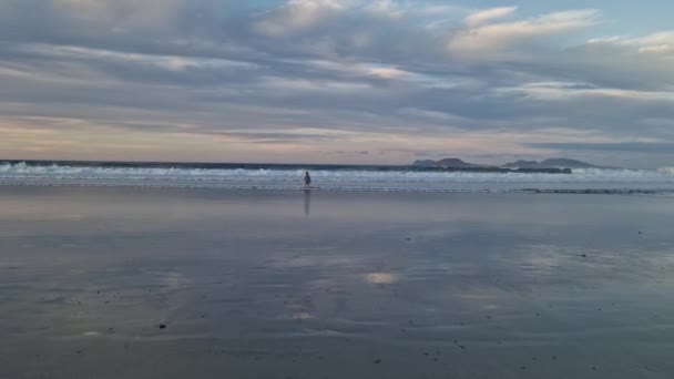 Koe Auringonlaskun Henkeäsalpaava Kauneus Famara Beachillä Lanzarotessa Auringon Laskiessa Horisontin — kuvapankkivideo