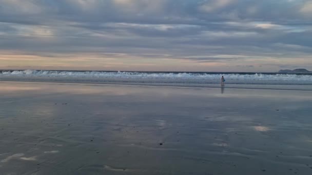 Experimenta Impresionante Belleza Puesta Sol Famara Beach Lanzarote Medida Que — Vídeo de stock